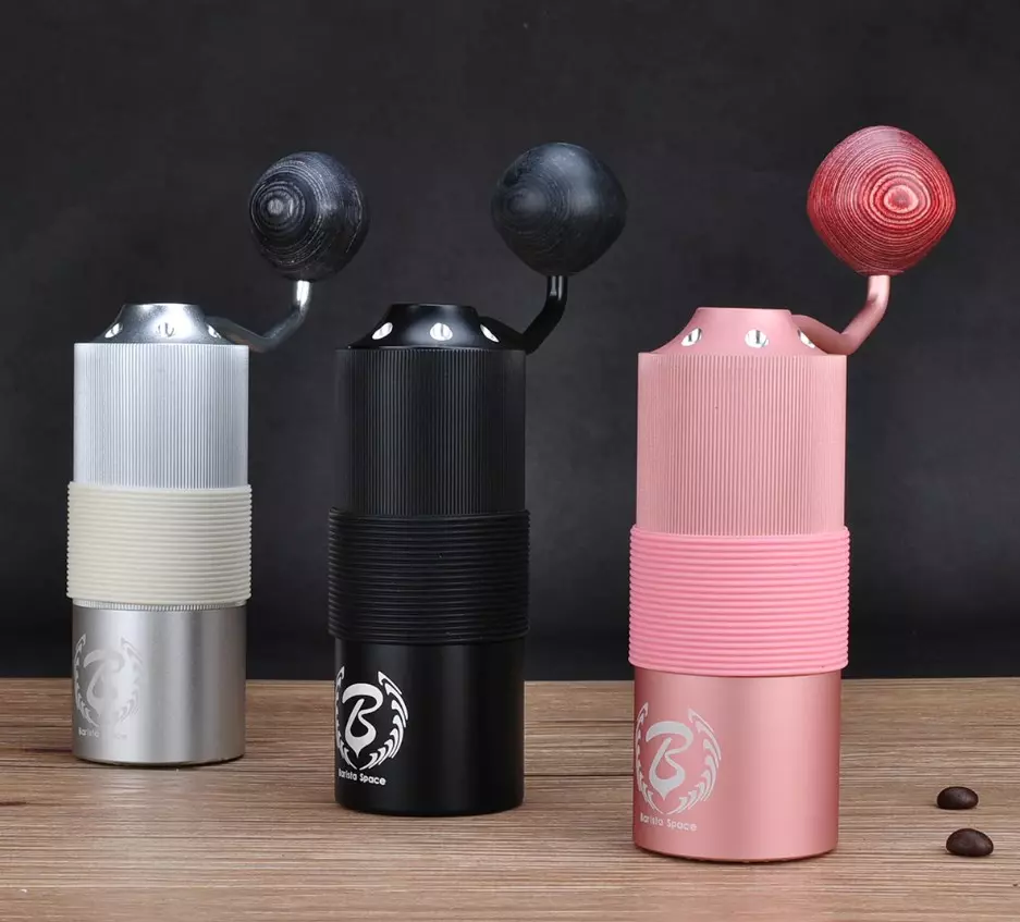 šedý a černý ruční mlýnek na kávu značky barista space